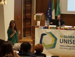 Chantal Jouannet, directora del Centro de Desarrollo Docente, expuso sobre el impacto de Aprendizaje Servicio en nuestro país (Fotografía: CdDoc UC)